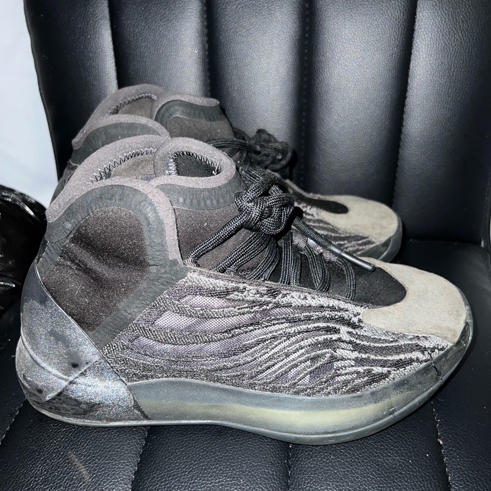 Yeezy quantum onyx
